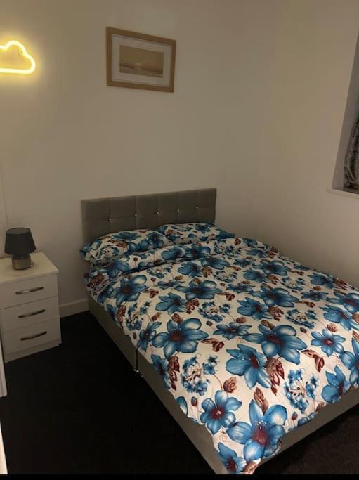 Modern 2-Bed Flat In Salford Apartment Manchester Exterior photo